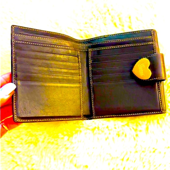 Authentic Gucci Mono Double Snap Wallet. Made in Italy. SERIAL #: 203549-0959 - Picture 7 of 10